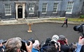 演説のため英ロンドンの首相官邸前に到着したリシ・スナク新首相（2022年10月25日撮影）。(c)JUSTIN TALLIS / AFP
