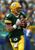 ドロップバックしてパスコースを探るパッカーズのQBブレット・ファーヴ（%%Brett Favre%%）。(c)AFP/Getty Images Jonathan Daniel