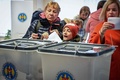 モルドバの首都キシナウの投票所で、大統領選と欧州連合（EU）加盟の是非を問う国民投票の票を投じる人々（2024年10月20日撮影）。(c) Daniel MIHAILESCU / AFP