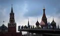 ロシア大統領府（クレムリン）前の公園の橋を渡る歩行者（2021年11月4日撮影、資料写真）。(c)AFP