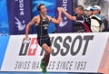 第17回アジア競技大会（17th Asian Games、Asiad）トライアスロンの混合リレーで、ゴールラインに向かう細田雄一（Yuichi Hosoda、2014年9月26日撮影）。(c)AFP/JUNG YEON-JE