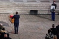 仏パリのソルボンヌ大学で、サミュエル・パティさんの国葬に参列したエマニュエル・マクロン大統領（2020年10月21日撮影）。(c)Francois Mori / POOL / AFP
