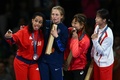 パリ五輪、レスリング女子50キロ級。表彰式で自撮りする（左から）銀メダルを獲得したキューバのジュスネイリス・グスマン、金メダルを獲得した米国のサラアン・ヒルデブラント、銅メダルを獲得した須崎優衣と中国の馮紫琪（2024年8月7日撮影）。(c)Luis ROBAYO / AFP
