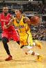 14-15NBA、インディアナ・ペイサーズ対ヒューストン・ロケッツ。ドリブルでボールを運ぶインディアナ・ペイサーズのジョージ・ヒル（右、2015年3月23日撮影）。(c)AFP/Getty Images/NBAE/Ron Hoskins