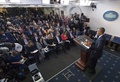 米首都ワシントンのホワイトハウスで年末の記者会見を開くバラク・オバマ大統領（2016年12月16日撮影）。(c)AFP/SAUL LOEB