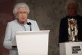 英ロンドンで開催されたロンドン・ファッションウィークで、エリザベス女王ファッション賞のリチャード・クイン氏への贈呈に先立ち、演説するエリザベス女王（2018年2月20日撮影）。(c)AFP PHOTO / POOL / Yui Mok
