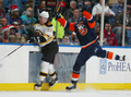 アイランダーズのクリス・カンポリ（%%Chris Campoli%%、右）のチェックをかわすブルーインズの%%Petteri Nokelainen%%。(c)AFP/Getty Images Bruce Bennett