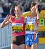 第5回横浜国際女子マラソン（Yokohama Women&apos;s Marathon）。レースを終えて観客の声援に応えるロシアのアルビナ・マヨロワ（Albina Mayorova、左）と野尻あずさ（Azusa Nojiri、2013年11月17日撮影）。(c)AFP/KAZUHIRO NOGI