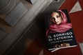 レオナルド・ダビンチの母親に関する新説を元に書かれたカルロ・ベッチェ氏の新刊。イタリア・フィレンツェで（2023年3月14日撮影）。(c)MARCO BERTORELLO / AFP