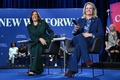 米大統領選の民主党候補カマラ・ハリス副大統領（中央左）の対話形式の選挙イベントに登壇した共和党のリズ・チェイニー元下院議員（右）。ミシガン州ロイヤルオークで（2024年10月21日撮影）。(c) SAUL LOEB / AFP