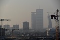 イタリア・ミラノの大気汚染（2020年2月3日撮影）。(c)Miguel MEDINA / AFP