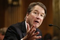 米上院司法委員会の公聴会で証言する最高裁判事候補のブレット・カバノー氏。米首都ワシントンで（2018年9月27日撮影）。(c)MICHAEL REYNOLDS / POOL / AFP