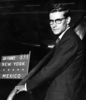 1950年代後半にパリからニューヨークへフライトする途中のイヴ・サンローラン（Yves Saint Laurent）氏（1950年代後半に撮影）。(c)AFP