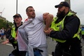 英ロンドンのトラファルガー広場で、警官に連行される極右団体元代表のトミー・ロビンソン氏の支持者（2018年6月9日撮影）。(c)AFP PHOTO / Niklas HALLEN