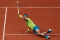 全仏オープンテニス、男子シングルス4回戦。倒れながらもリターンを狙うラファエル・ナダル（2022年5月29日撮影）。(c)Thomas SAMSON / AFP