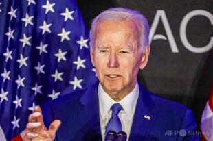 バイデン氏、トランプ政権の「破壊」非難 退任後初の演説で