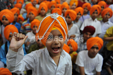 シーク教徒の祭典「ワールド・ターバン・デー」、インドで 写真8枚