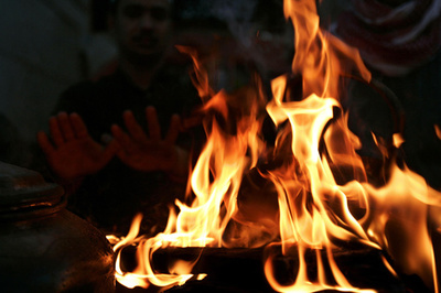 豪音楽フェス参加のフランス人女性、たき火に3度飛び込み死亡