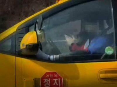 両手スマホ・片足窓枠で高速道路走行…韓国で拡散「危険すぎる送迎バス運転」の衝撃映像