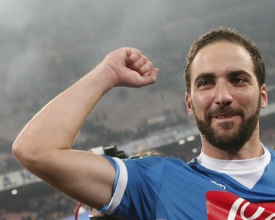 ナポリが首位に浮上、イグアインの活躍でインテル撃破