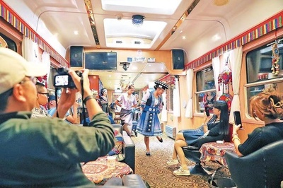 雲南を走る「ゆっくり列車」の車内には文化の香りと人情の味