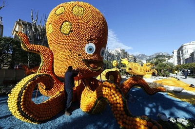 「南仏レモン祭り」開幕 巨大オブジェがずらり