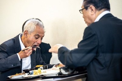 駐日米大使、福島訪問 地元産の魚食べ中国非難