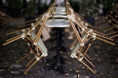 【今日の1枚】「準備中」も整然と、パリのカフェ