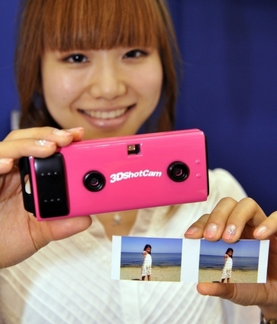 タカラトミー、3D写真が撮れるデジカメ発表 5980円で
