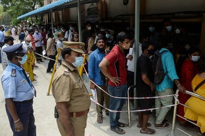 コロナ患者家族、治療薬求め街を奔走… 「世界の薬局」インドの窮状