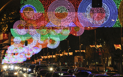 クリスマス間近のマドリード、イルミネーションでお化粧