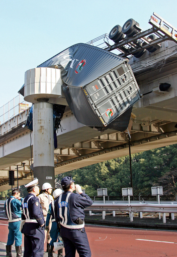 首都高で大型トレーラーが事故、橋脚に宙づり - 東京