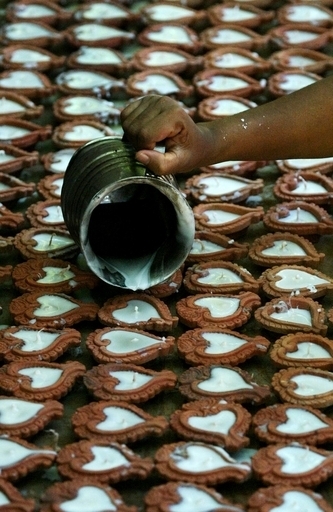 ヒンズー教の光の祭りで、盲学校生徒がろうそく作り