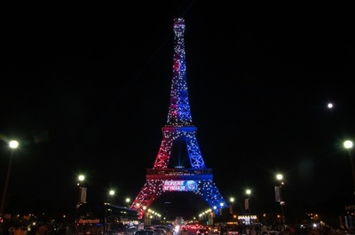 エッフェル塔がネイマールのPSG移籍を歓迎、クラブカラーでライトアップ