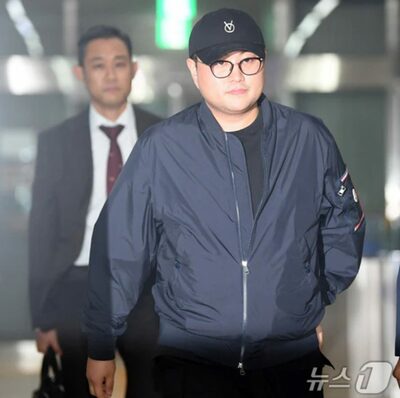 「飲酒運転とひき逃げ容疑」韓国歌手、警察出頭ルックは高級ブランド品ばかり
