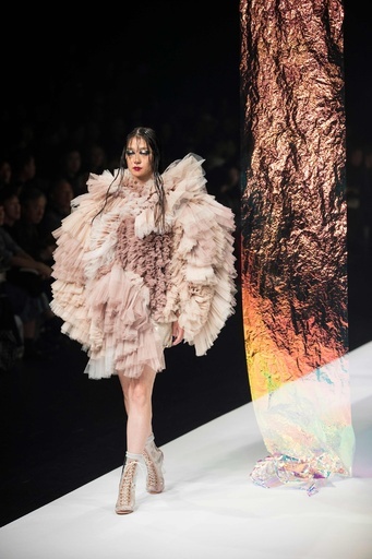 「ヴィヴィアンノ スー」19年春夏コレクション発表