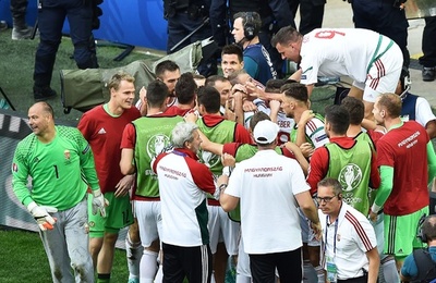 名門オーケストラ、オペラ公演の幕間にEUROをテレビ観戦