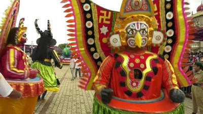 動画:恐怖の女神や猿の神が「降臨」 インドでヒンズー教の祭りシーズン到来