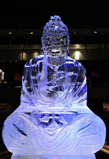 「ありがたくいただきます」？氷の仏像のある日本料理店