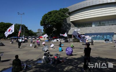 「暴行や業務妨害は捜査」18日続くソウル開票所封鎖デモ…警察が“強制排除”ではなく“事後捜査”を選ぶ理由 [韓国記者コラム]