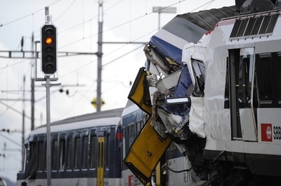 スイス列車事故、運転士の遺体を収容