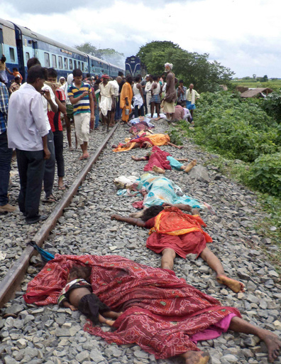 インドで列車事故、巡礼者に突っ込む 37人死亡