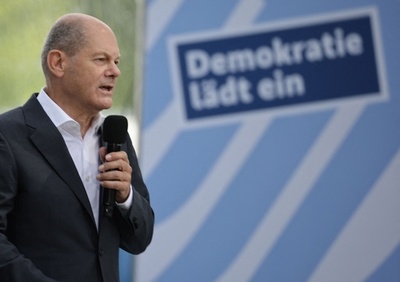 トップレス女性、独首相に抗議 ロシア産ガス禁輸訴え