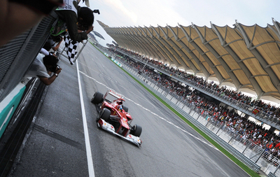 アロンソが雨中の乱戦制す、小林はリタイア マレーシアGP