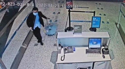 離陸滑走中の旅客機、人命救うため緊急で引き返す 中国・武漢