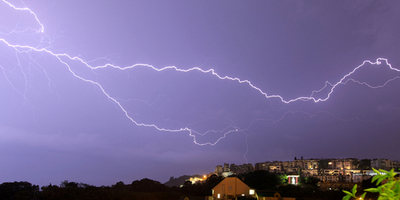 香港上空に光る雷、6時間で2万5000回も