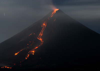 火山活動続くフィリピンのマヨン山