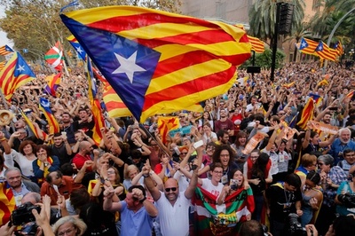 カタルーニャ州議会が独立宣言 スペイン政府、阻止の構え
