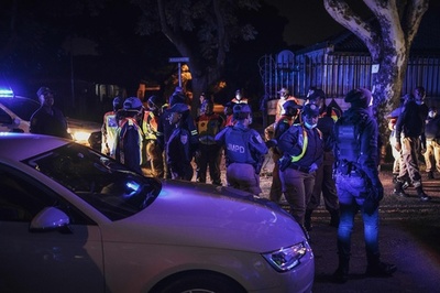 外出禁止令下、バー帰りの男性を警官が射殺か 南ア