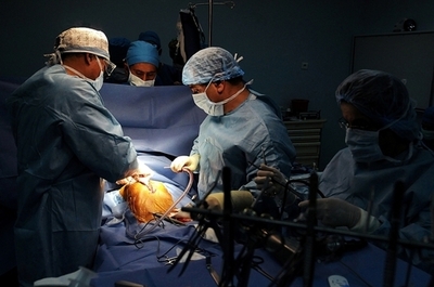 腫瘍手術でタオルを発見、医療ミスで腹部に25年間